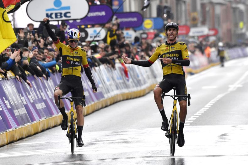 El francés Christophe Laporte (derecha) y el belga Wout Van Aert cruzan la meta, primero y segundo, en la carrera Gent-Wevelgem en Bélgica, el domingo 26 de marzo de 2023. (AP Foto/Geert Vanden Wijngaert)