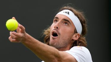 El griego Stefanos Tsitsipas saca ante el austriaco Dominic Thiem en la primera ronda del torneo individual de Wimbledon el martes 4 de julio del 2023. (AP Foto/Alastair Grant)