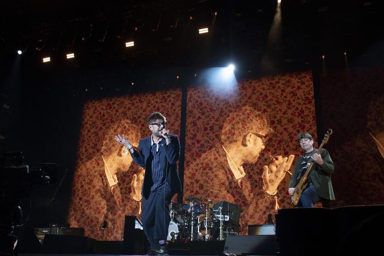 Damon Albarn, izquirda, y Alex James de la banda de rock británica Blur durante su concierto en el festival Corona Capital en la Ciudad de México el sábado 18 de noviembre de 2023. (Foto AP/Alejandro Godinez)