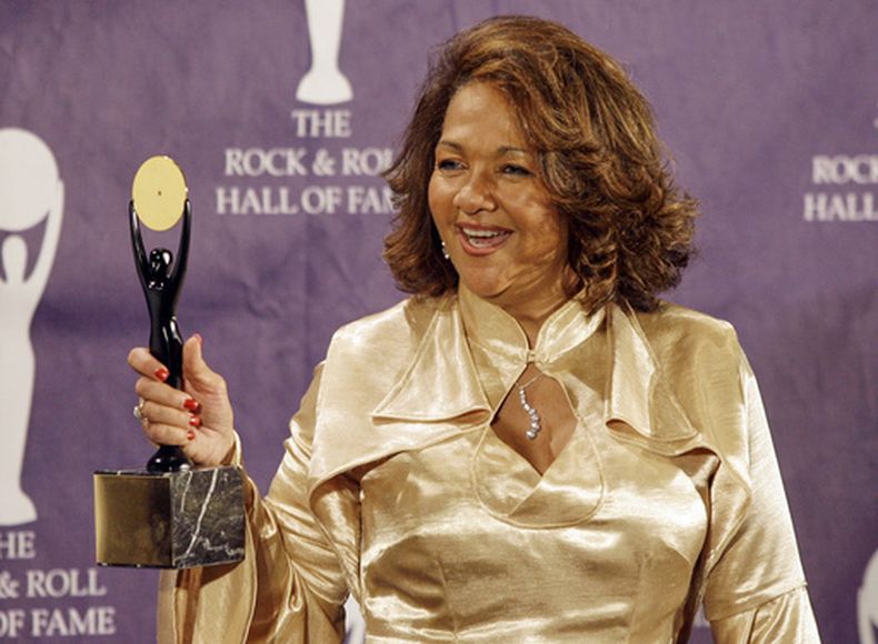 ARCHIVO - Nedra Talley Ross aparece en la sala de prensa tras la ceremonia de ingreso de The Ronettes al Salón de la Fama del Rock & Roll en Nueva York el 12 de marzo de 2007. (Foto AP/Stuart Ramson, archivo)