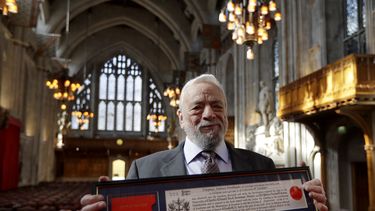 ARCHIVO - El compositor y letrista estadounidense ganador de múltiples premios, Stephen Sondheim, posa con su Copia de la Libertad enmarcada, después de recibir el Premio a la Libertad de la Ciudad de Londres en una ceremonia en el Guildhall de Londres, el 27 de septiembre de 2018. (Foto AP/Kirsty Wigglesworth, archivo)