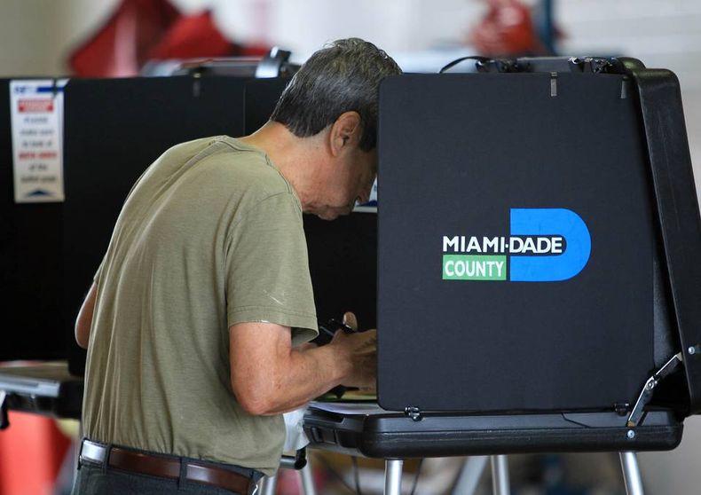 El Departamento de Elecciones de Miami - Dade, en el Doral, es un hormiguero de actividad a esta hora, donde se están procesando los resultados que van llegando.