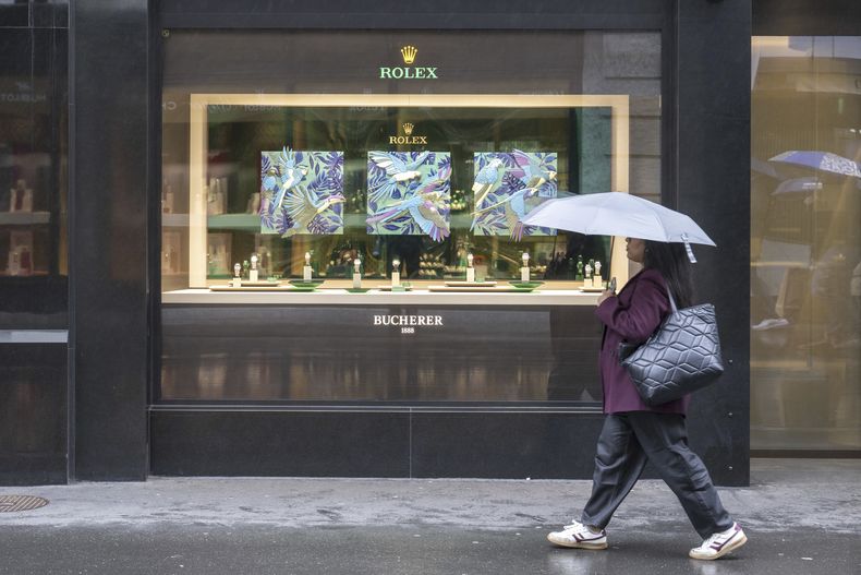 Una mujer camina frente a una tienda de relojes Rolex, en Grendelstrasse, el miércoles 16 de abril de 2025 en Lucerna, Suiza. (Urs Flueeler/Keystone vía AP)