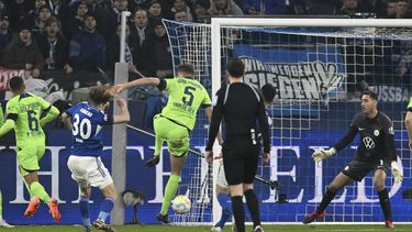 Schalke pelea por no descender con empate ante el Wolfsburg