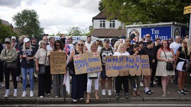 Manifestantes ante el Bell Hotel en la localidad de Epping, Essex, Inglaerra, el domingo 20 de julio de 2025. (Yui Mok/PA via AP)