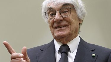 americateve | El jefe de la F&oacute;rmula Uno, Bernie Ecclestone, gesticula al llegar a un tribunal en Munich donde encara juicio por soborno el viernes, 2 de  mayo de 2014. (AP Photo/Christof Stache, Pool)