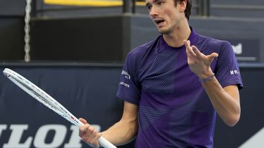 Medvedev gana en Adelaide antes de un posible duelo con Nole