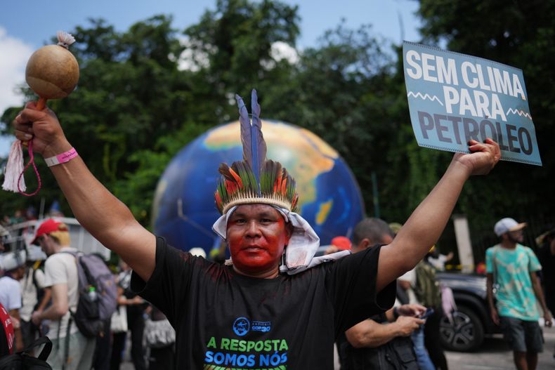 Activistas indígenas en una protesta durante la cumbre climática COP30 en Belém, Brasil, el 17 de noviembre del 2025. (AP foto/Andre Penner)