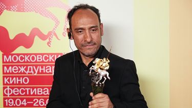 El director mexicano Miguel Salgado posa con su trofeo San Jorge de Oro para una foto tras la ceremonia de clausura del 46to Festival Internacional de Cine de Moscú en Moscú, Rusia, el viernes 26 de abril de 2024. (AP Foto/Alexander Zemlianichenko)