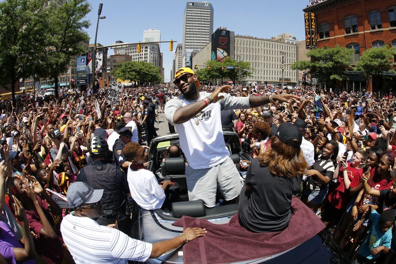 ARCHIVO - Foto del 22 de junio del 2016, LeBron James celebra sobre un Rolls Royce el título con los Cavaliers de Cleveland en un desfile por el centro de la ciudad. (AP Foto/Gene J. Puskar, Archivo)