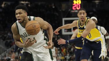 Con 50 puntos de Giannis, Bucks vencen 128-119 a Pacers