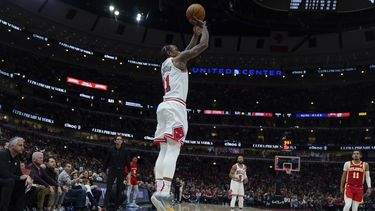 DeMar DeRozan, de los Bulls de Chicago, atina un triple en el encuentro del martes 26 de diciembre de 2023, ante los Hawks de Atlanta (AP Foto/Erin Hooley)