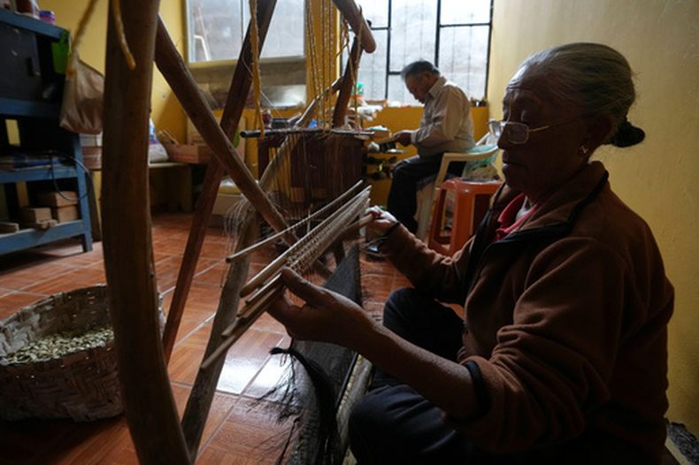 Ligia Ipiales teje tamices con crines de caballo, una malla conocida como cedazo, en Guangopolo, Ecuador, el miércoles 3 de junio de 2026. (AP Foto/Dolores Ochoa)