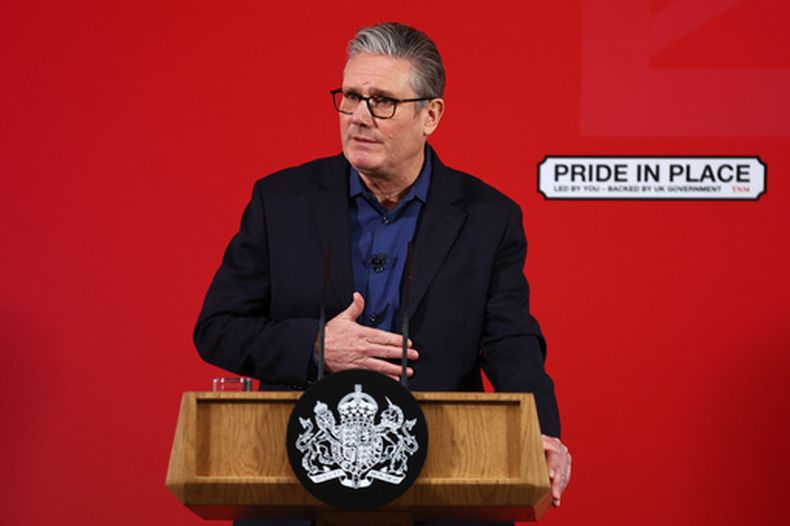 El primer ministro de Reino Unido, Keir Starmer, pronuncia un discurso en el Horntye Park Sports Complex de St Leonards-on-Sea, en Sussex, Inglaterra, el 5 de febrero de 2026. (Peter Nicholls/Pool Foto via AP)