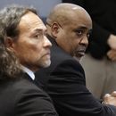 Duane Davis, a la derecha, y su abogado, Michael Sanft, sentados en la sala del tribunal después de que un jurado declarara a Davis culpable de asesinato en primer grado en el juicio relacionado con la muerte del rapero Tupac Shakur, ocurrida en 1996; la imagen fue tomada en el Centro de Justicia Regional del Tribunal de Distrito del Condado de Clark, en Las Vegas, el lunes 31 de agosto de 2026. (Bizuayehu Tesfaye/Las Vegas Review-Journal via AP, Pool)