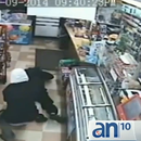 Dos sujetos armados obligan a sus víctimas a quitarse la ropa después de asaltarlos