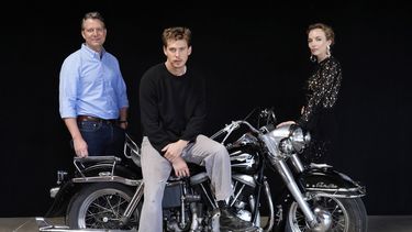 Jeff Nichols, izquierda, guionista y director de The Bikeriders posa con los miembros del elenco Austin Butler, centro, y Jodie Comer, el jueves 30 de mayo de 2024 en Los Angeles. La motocicleta es una Harley Davidson Pan Head 1965 que Butler montó en la película. (Foto AP/Chris Pizzello)
