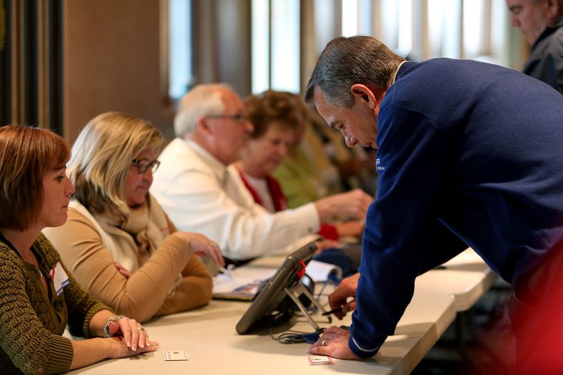 El presidente de la C&aacute;mara de Representantes de Estados Unidos John Boehner se registra antes de votar en West Chester, Ohio, el martes 4 de noviembre de 2014. (Foto AP/The Cincinnati Enquirer, Cara Owsley)