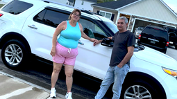 pareja de cubanos celebra la compra de su primer carro a solo 26 dias de haber llegado a eeuu