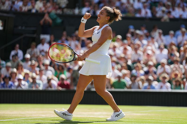 La italiana Jasmine Paolini celebra al vencer a la filipina Alexandra Eala para avanzar a los cuartos de final de Wimbledon el lunes 6 de julio del 2026. (AP Foto/Kirsty Wigglesworth)