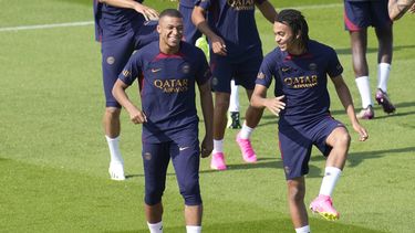 Kylian Mbappé (izquierda) y su hermano Ethan Mbappé se ejercitan en el centro de entrenamiento del Paris Saint-Germain, el jueves 20 de julio de 2023, en Poissy, al oeste de París. (AP Foto/Christophe Ena)