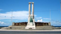Un monumento mutilado frente al Hotel Nacional recuerda a las víctimas del Maine.