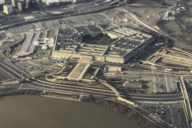ARCHIVO - El Pentágono visto desde el aire en Washington, el 26 de enero de 2020. (AP Foto/Pablo Martínez Monsiváis, Archivo)