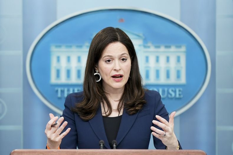 ARCHIVO - Anne Neuberger, asesora adjunta de seguridad nacional para ciberseguridad y tecnologías emergentes, habla en una conferencia de prensa en la Casa Blanca, el 21 de marzo de 2022, en Washington. (AP Foto/Patrick Semansky, Archivo)