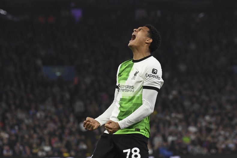 Jarell Quansah celebra tras anotar un gol para Liverpool ante Aston Villa en la Liga Premier, el lunes 13 de mayo de 2024, en Birmingham. (AP Foto/Rui Vieira)