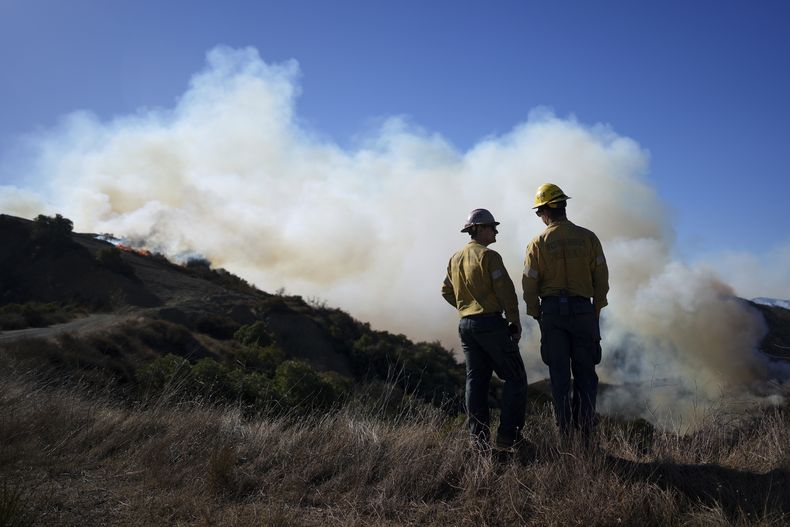 Efectivos de los bomberos monitorean el incendio de Palisades, a las afueras del vecindario de Pacific Palisades, en Los Ángeles, el 10 de enero de 2025. (AP Foto/Eric Thayer)