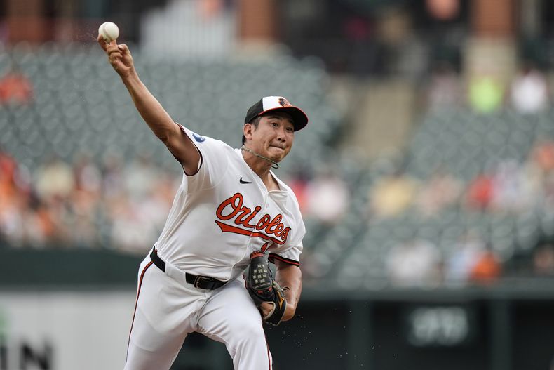 Tomoyuki Sugano, abridor de los Orioles de Baltimore, hace un lanzamiento en el duelo ante los Marineros de Seattle, el jueves 14 de agosto de 2025 (AP Foto/Stephanie Scarbrough)