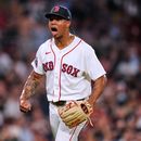 El dominicano Brayan Bello, de los Medias Rojas de Boston, festeja tras conseguir el último out en la 13ra entrada del juego ante los Medias Blancas de Chicago, el jueves 6 de agosto de 2026 (AP Foto/Charles Krupa)