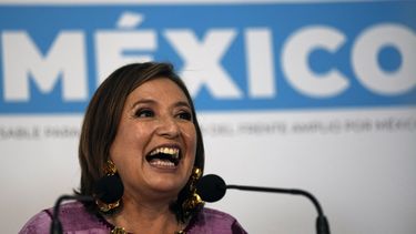 ARCHIVO - La senadora Xóchitl Gálvez, aspirante a la presidencia de la oposición, habla con la prensa después de registrar su nombre como candidata en la Ciudad de México, el 4 de julio de 2023. La vendedora ambulante convertida en empresaria tecnológica está sacudiendo la contienda para suceder al popular presidente de México, ofreciendo una alternativa al partido dominante del mandatario mexicano Andrés Manuel López Obrador. (Foto AP/Fernando Llano, Archivo)