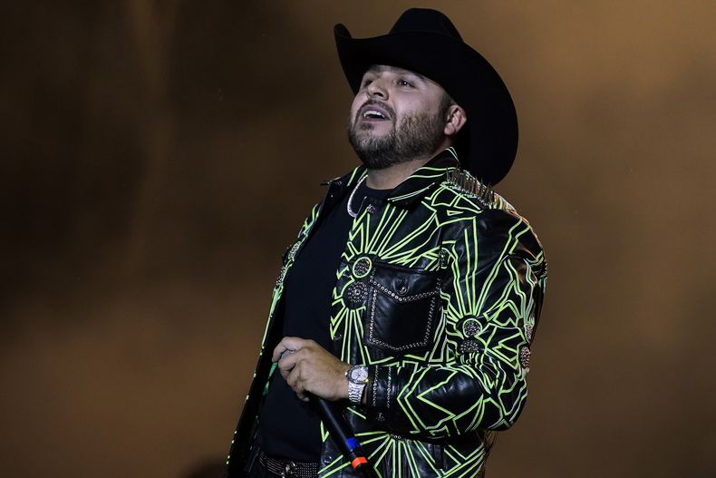 El cantante mexicano Gerardo Ortiz durante su concierto en el festival Arre en la Ciudad de México el domingo 8 de septiembre de 2024. (Foto AP/Felix Marquez)