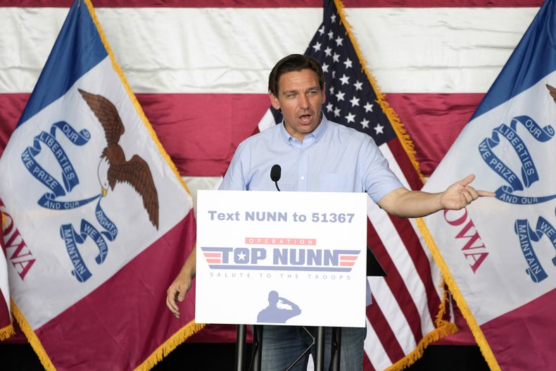 El precandidato presidencial republicano, el gobernador de Florida, Ron DeSantis, pronunció un mensaje durante un acto de recaudación de fondos para el representante federal Zech Nunn en Ankeny, Iowae, el sábado 15 de julio de 2023. (AP Foto/Charlie Neibergall)