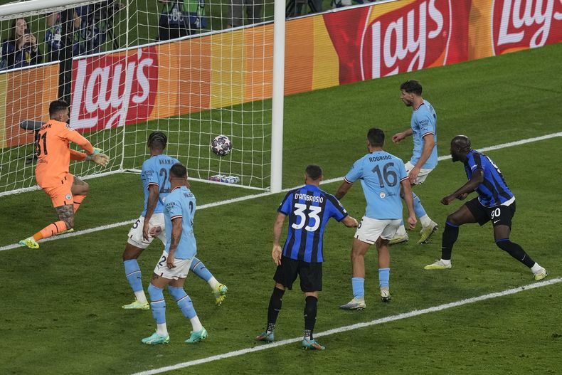 Romelu Lukaku (derecha), del Inter, falla un remate de cabeza en la final de la Liga de Campeones ante el Manchester City, el sábado 10 de junio de 2023 (AP Foto/Thanassis Stavrakis)