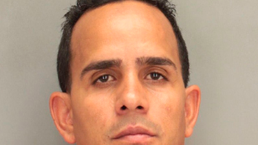 americateve | Raonel Valdéz, el cubano buscado por robar casi 3 millones de dólares en oro es extraditado y entregado a las autoridades norteamericana.