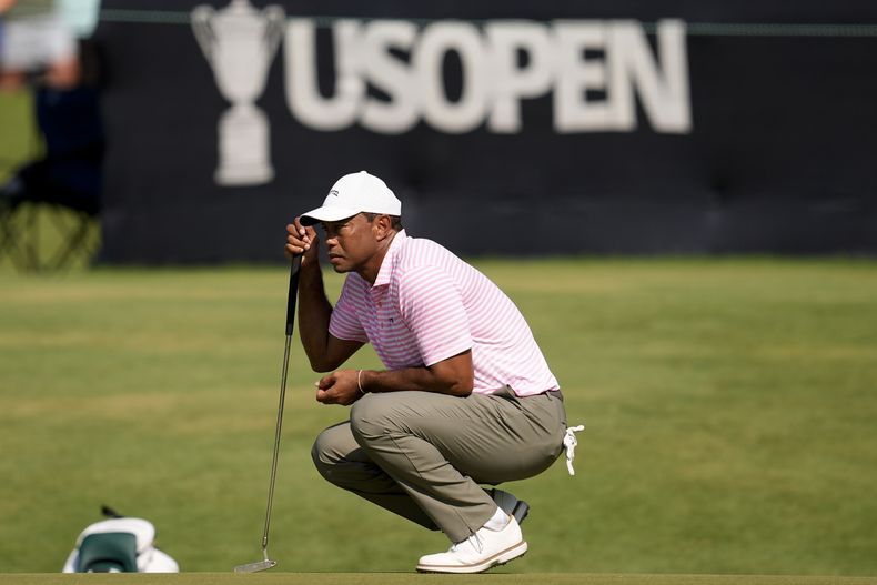 Tiger Woodsva por un putt en el hoyo 16 en la primera ronda del U.S. Open el jueves 13 de junio del 2024. (AP Foto/Mike Stewart)