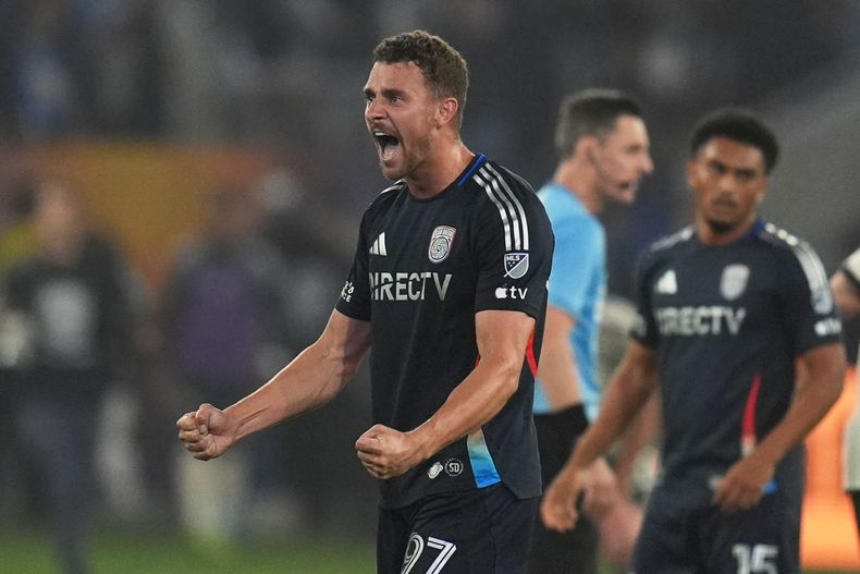Christopher McVey, de San Diego FC, celebra después de que su equipo se impusiera en la serie de playoffs sobre Portland Timbers al ganar 4-0 el tercer juego de la primera ronda de los playoffs de la Conferencia Oeste de la MLS, el domingo 9 de noviembre de 2025, en San Diego. (AP Foto/Gregory Bull)