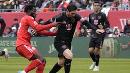 El delantero del Chicago Fire Jonathan Bamba, a la izquierda, defiende al delantero del Inter Miami Lionel Messi, a la derecha, durante la segunda mitad de un partido de fútbol de la MLS, el domingo 13 de abril de 2025, en Chicago. (AP Foto/David Banks)
