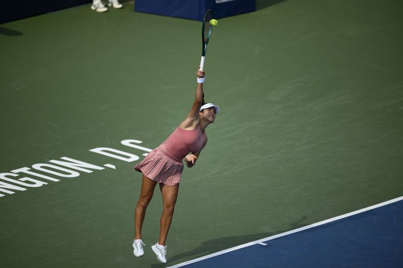 La británica Emma Raducanu saca ante la ucraniana Marta Kostyuk en el Abierto de Washington el martes 22 de julio del 2025. (AP Foto/Nick Wass)