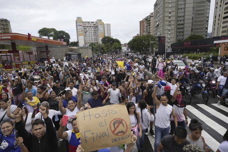 Manifestantes marchan contra los resultados oficiales de las elecciones que declaran ganador al presidente Nicolás Maduro, el día después de los comicios en Caracas, Venezuela, el lunes 29 de julio de 2024. (AP Foto/Matías Delacroix)