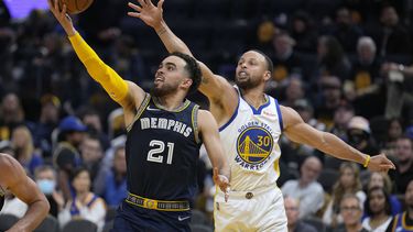 Curry y Warriors remontan ante Grizzlies para 3-1 en serie