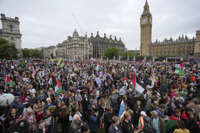 Manifestantes se reúnen en la Plaza del Parlamento durante una protesta del grupo Stop Trump Coalition contra la visita de Estado del presidente de EEUU, Donald Trump, a Londres, el miércoles 17 de septiembre de 2025. (AP Foto/Kin Cheung)