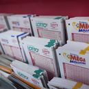 ARCHIVO - Formularios de lotería expuestos en el Supermercado Presidente en el barrio de la Pequeña Habana de Miami, el 7 de agosto de 2023. Las autoridades informaron el miércoles 27 de septiembre que el ganador del premio de $1.600 millones del Mega Millions de agosto se ha presentado a reclamarlo. El boleto ganador se vendió en un supermercado Publix de Neptune Beach, Florida, una localidad de la costa atlántica cercana a Jacksonville, Florida. (AP Foto/Wilfredo Lee, File)