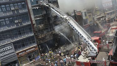 Bomberos trabajan en la extinción de un incendio en un restaurante y un hotel junto a la estación de tren de Patna, en el estado de Bihar, India, el 25 de abril de 2024. (AP Foto/Aftab Alam Siddiqui)
