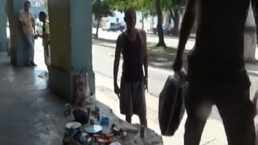 La pobreza en Cuba crea la venta de basura