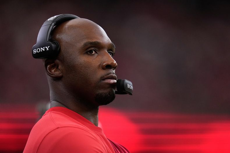 El estadounidense DeMeco Ryans, entrenador en jefe de los Texans de Houston, observa desde la banda durante la primera mitad de un juego de fútbol americano de la NFL contra los Raiders de Las Vegas, el domingo 21 de diciembre de 2025, en Houston. (AP Photo/Eric Christian Smith)