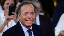 Julio Iglesias en la ceremonia para develar su estrella en San Juan, Puerto Rico, el 29 de septiembre del 2016. (AP foto/Carlos Giusti) Julio Iglesias en la ceremonia para develar su estrella en San Juan, Puerto Rico, el 29 de septiembre del 2016. (AP foto/Carlos Giusti)