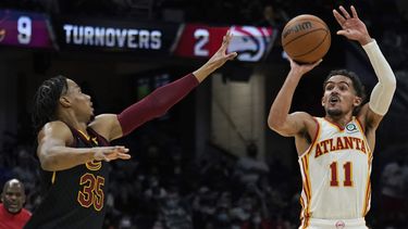 Young anota 35 en remontada de Hawks ante Cavs